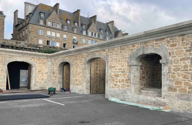 Façade en staff et polystyrène matiéré pour la série Benjamin Francklin. Chef déco Dan Weil, production : Apple TV, 2024. 