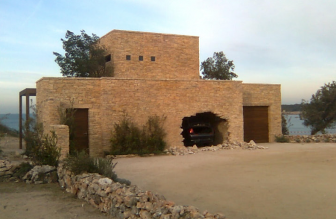 Décor entièrement en staff, teinté par pigment dans le moule pour Transporteur 3 d’Olivier Megaton. Chef décorateur Patrick Durand, production : EuropaCorp, 2008. © Gilles Bontemps