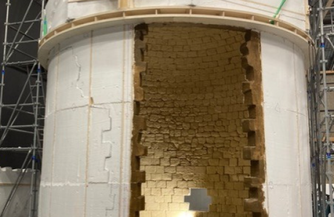 Cachot en polystyrène armé de bois et matiéré avec du plâtre projeté pour le Comte de Monté Cristo d’Alexandre de La Patellière et Matthieu Delaporte. Chef décorateur, Stephane Taillasson, production : Pathé Films, 2024. © Gilles Bontemps