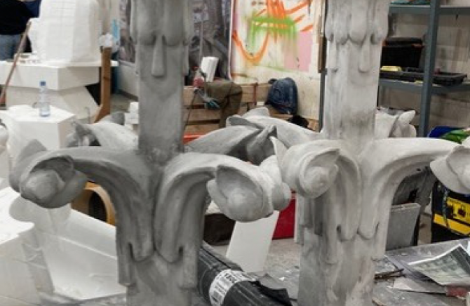 Eléments de toiture moulée en plâtre pour Notre-Dame Brûle de Jean-Jacques Annaud. Chef décorateur Jean Rabasse, production : Pathé Films, 2022.